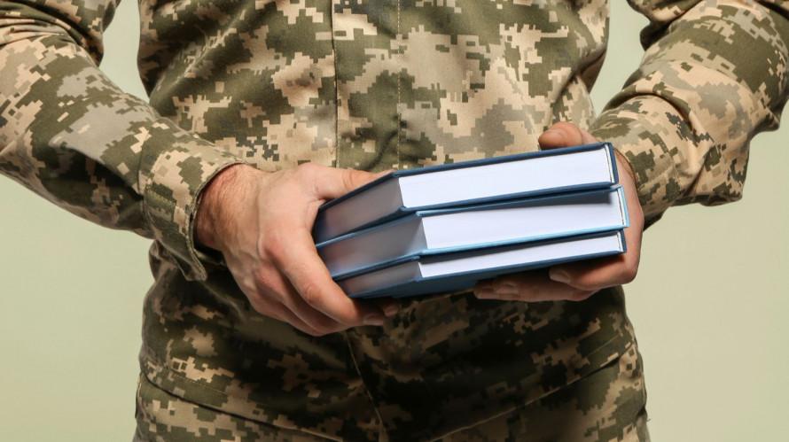 Військовий з книгами
