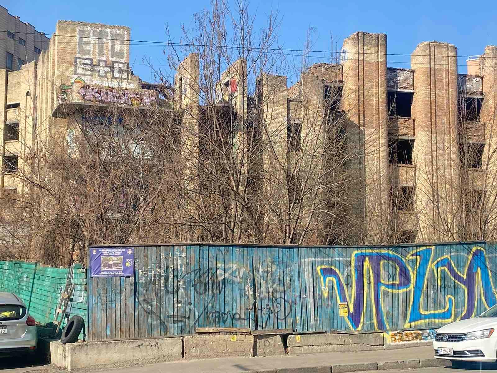 Недобудовану дитячу клініку на Обсерваторній вперше виставили на продаж