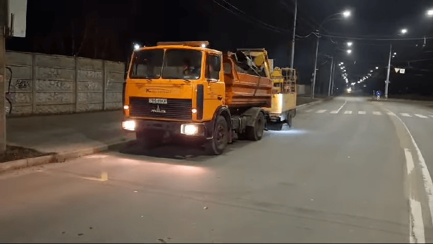 Вулиці Києва миють і підмітають
