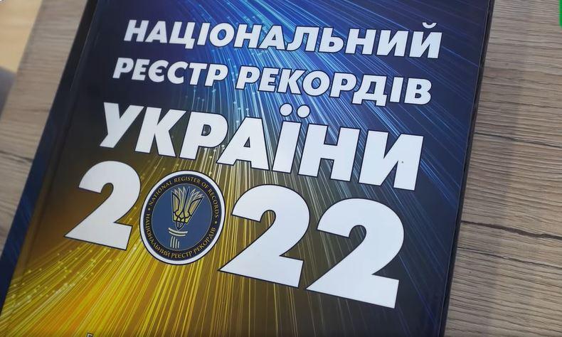 18-річний юнак встановив рекорд з віджимань на вказівному та середньому пальцях рук