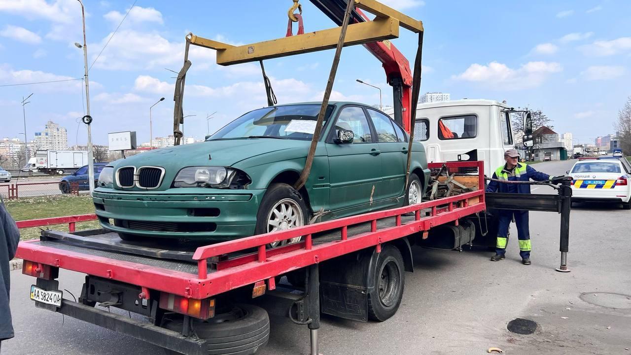Дарницький район звільняють від покинутих автівок: скільки вже прибрали