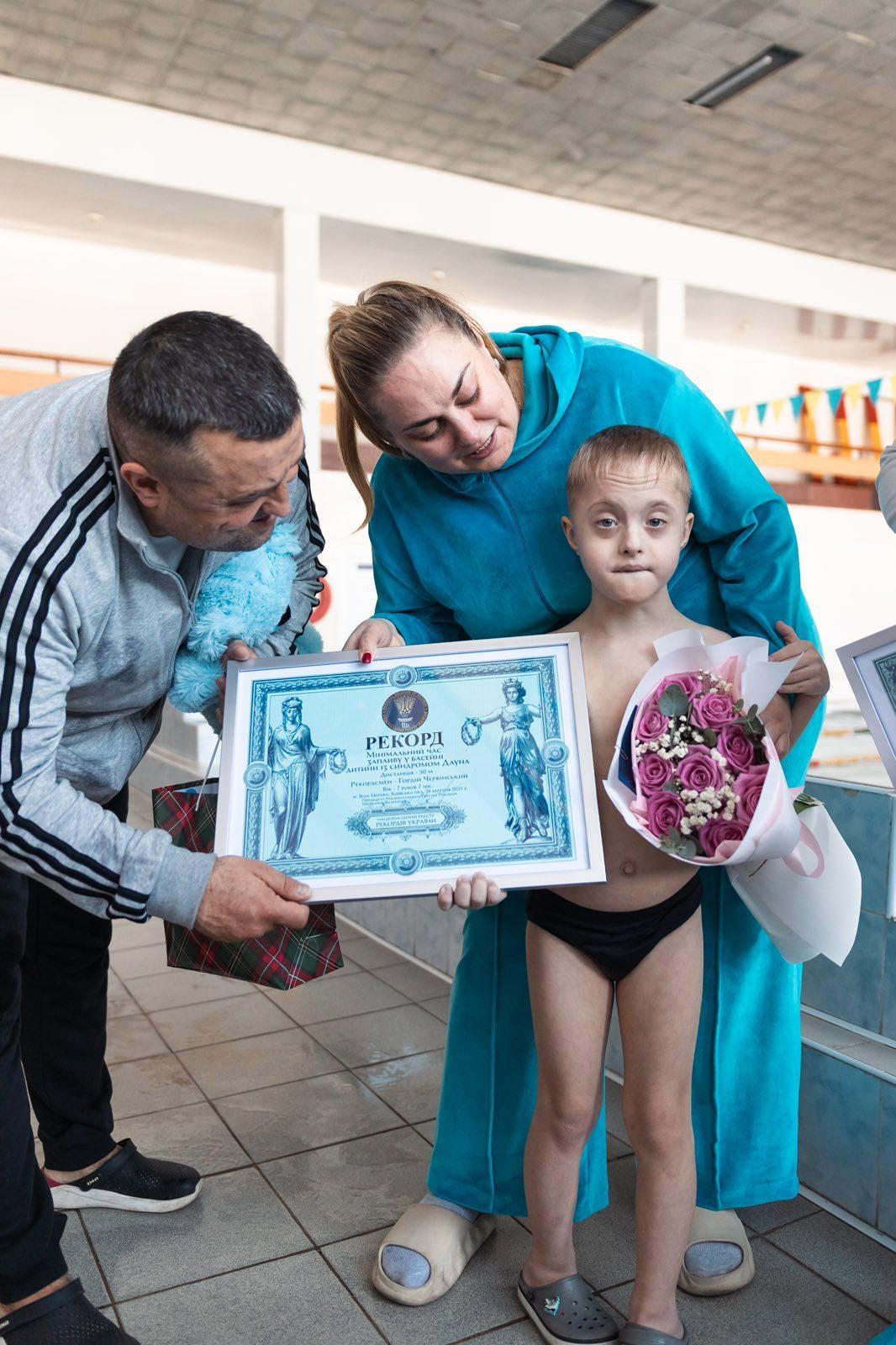 “Сонячний” хлопчик із Фастова проплив у басейні із рекордною швидкістю