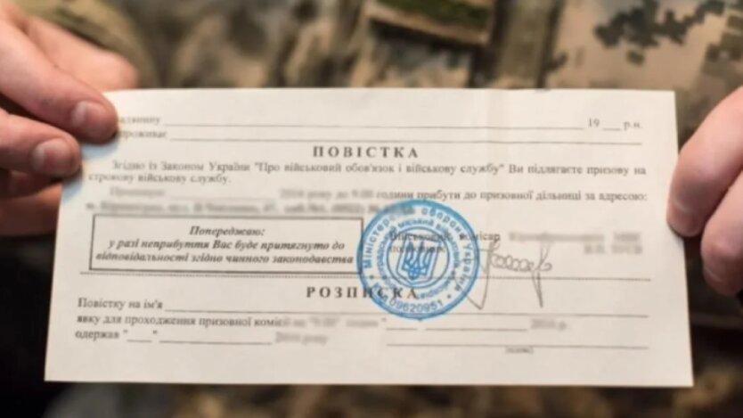Під будівлею ТЦК у Києві вже 5 днів ночує дівчина