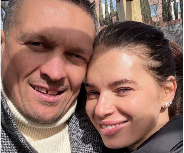 Дружина Усика похвалилася світлинами боксера з донькою, якій виповнився 1 рік