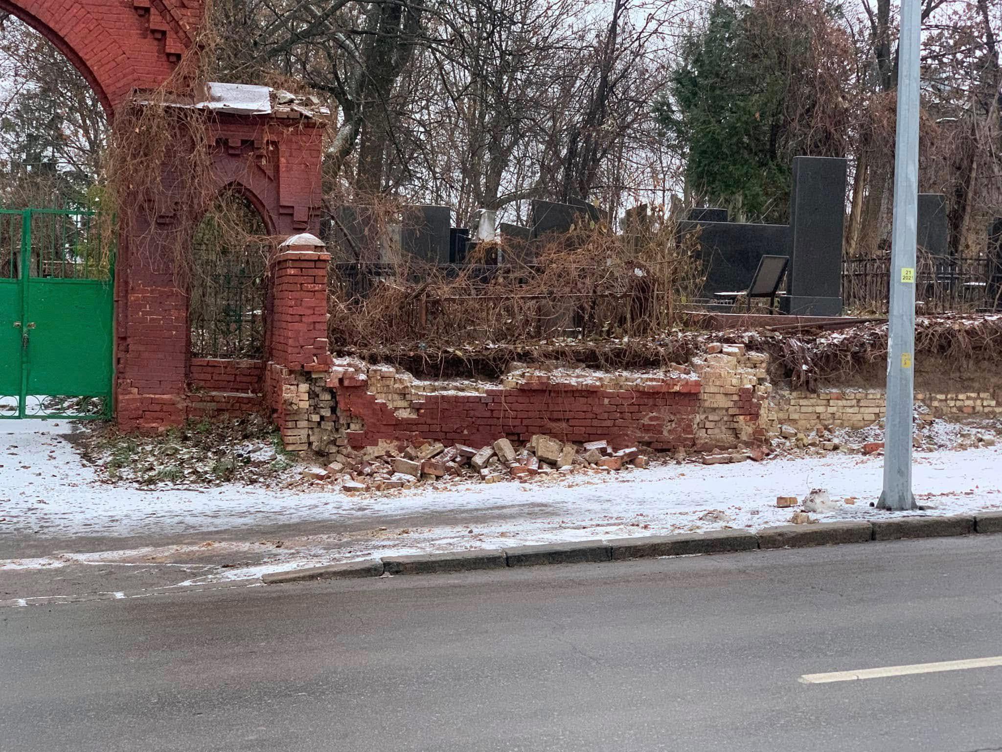 Огорожа Байкового кладовища