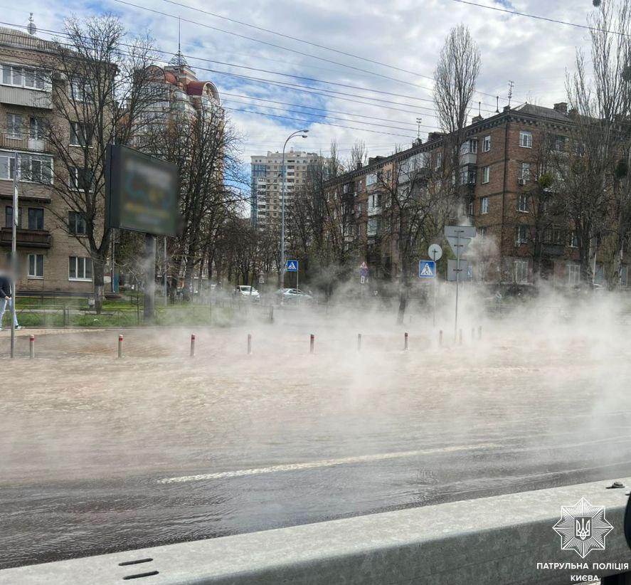 На Печерську прорвало трубу: рух ускладнено, перехід станції метро  заливає окропом
