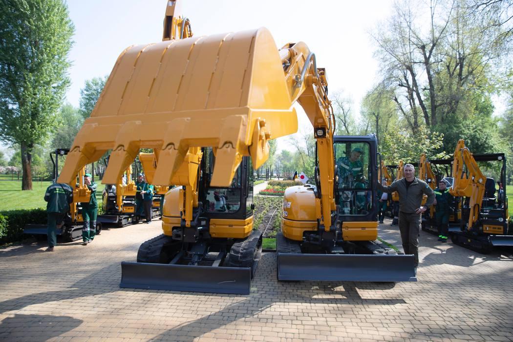 Японія передала Києву 13 мініекскаваторів