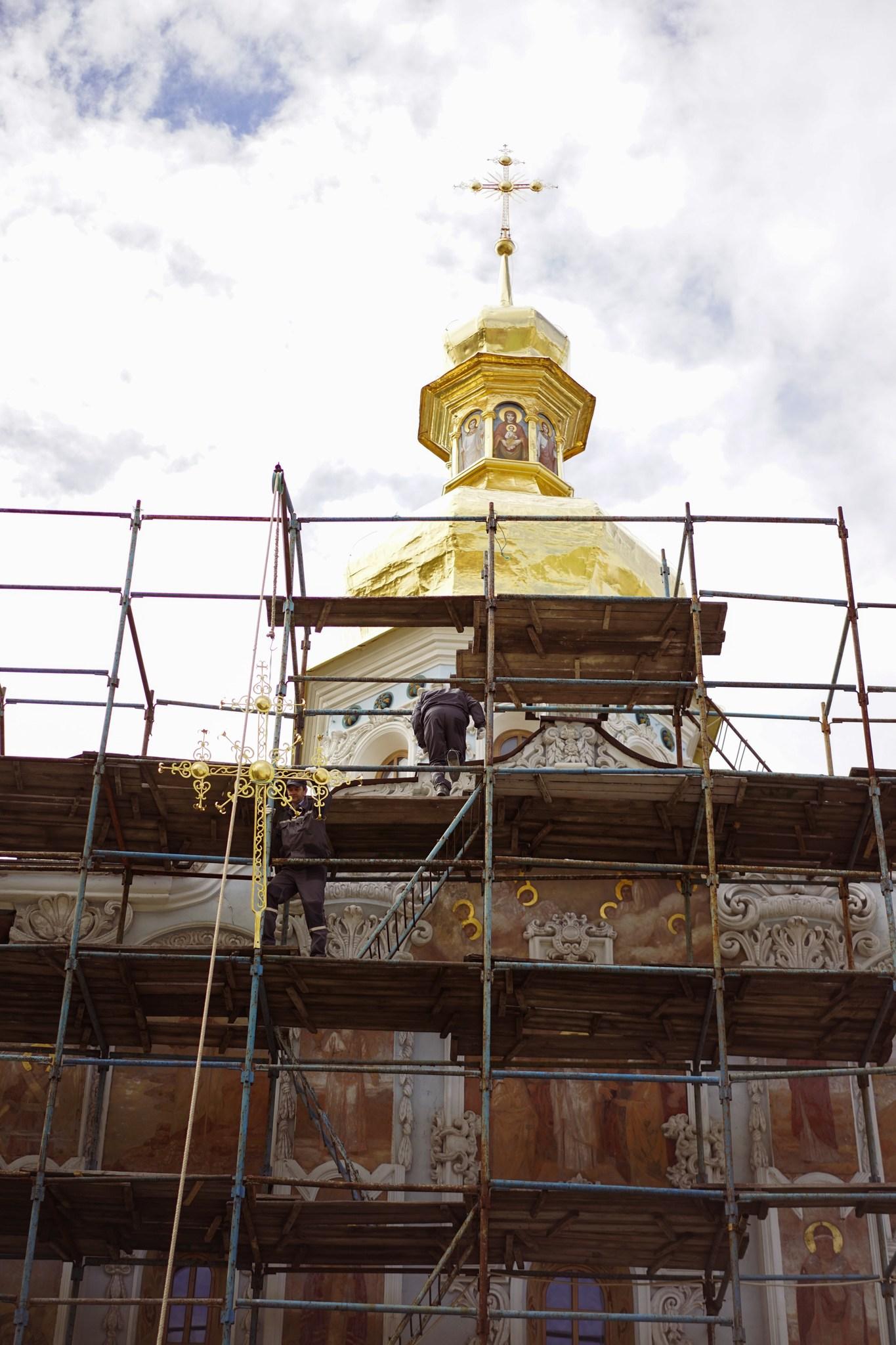 У Лаврі освятили і встановили відреставрований хрест на Троїцьку церкву