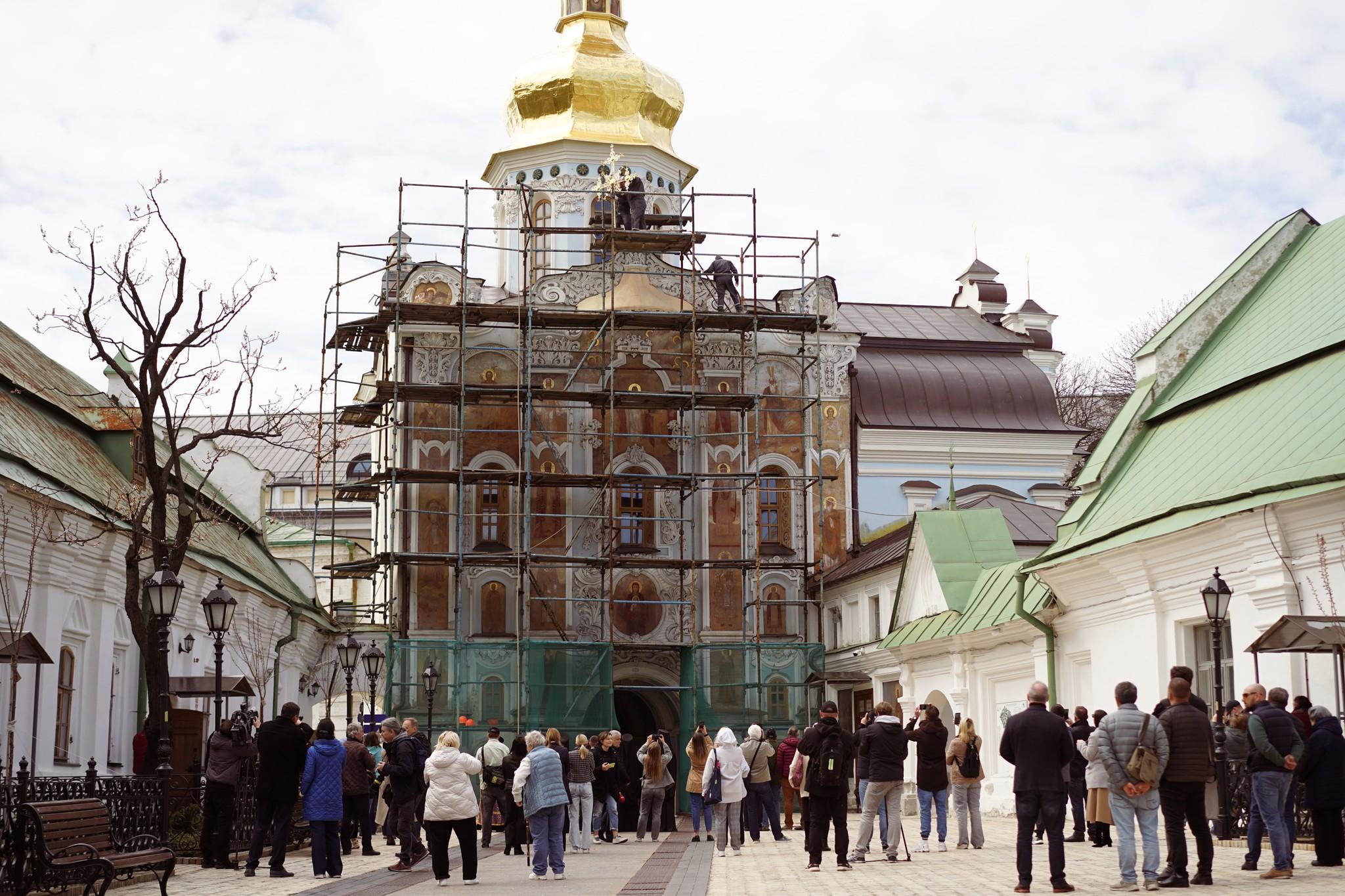 У Лаврі освятили і встановили відреставрований хрест на Троїцьку церкву
