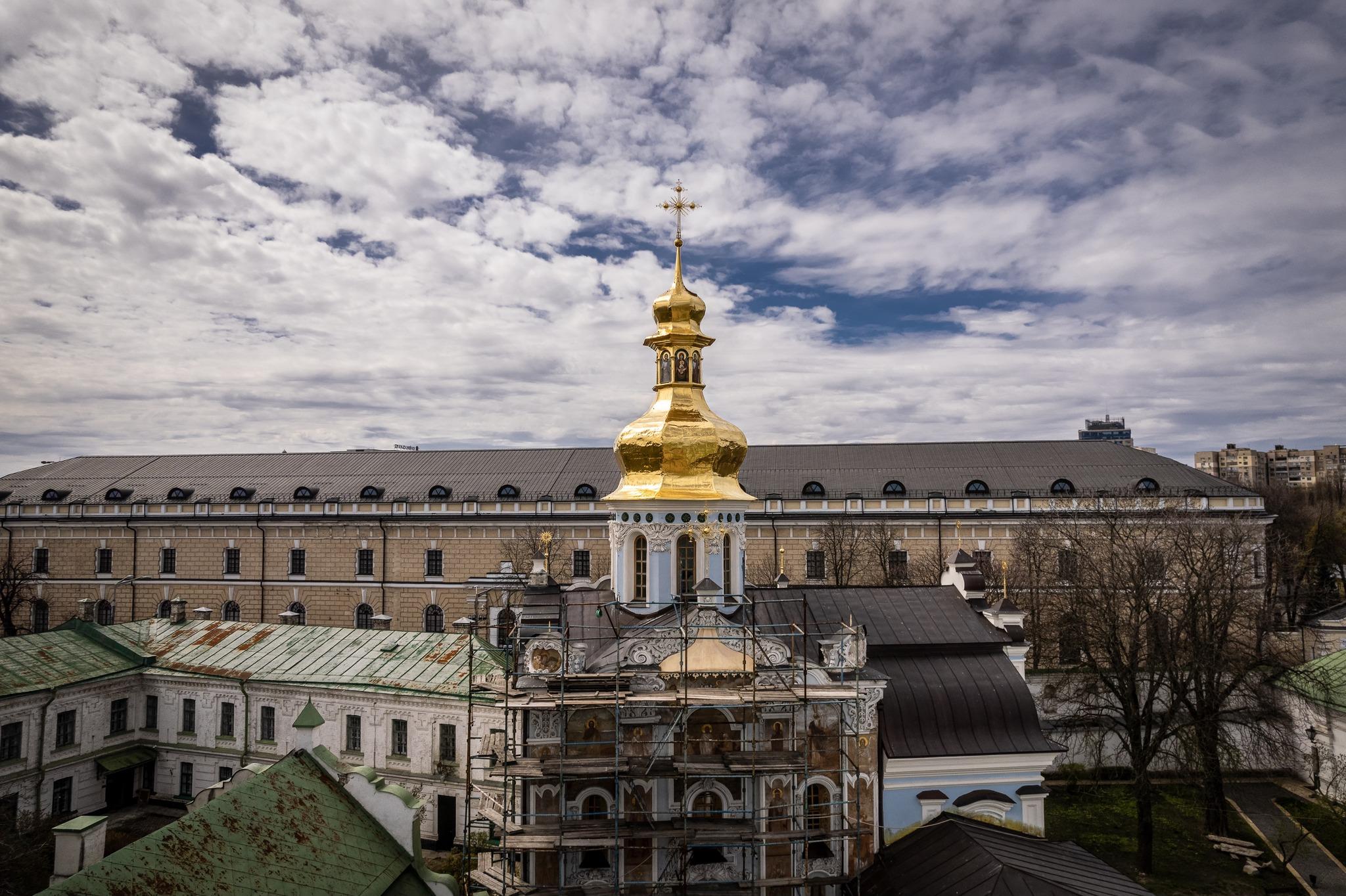 У Лаврі освятили і встановили відреставрований хрест на Троїцьку церкву