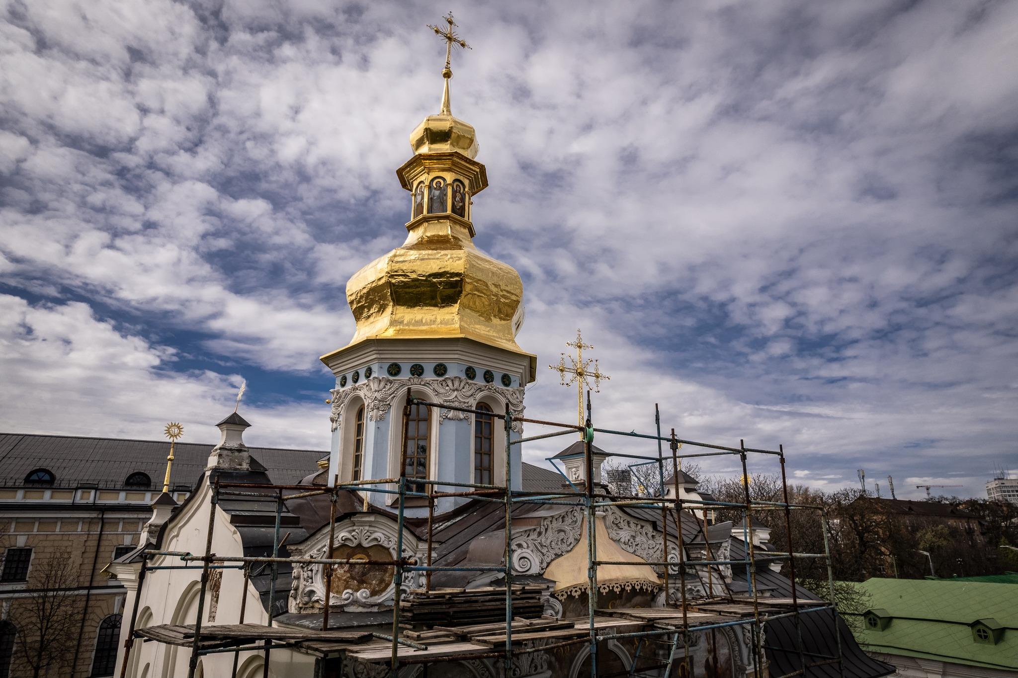 У Лаврі освятили і встановили відреставрований хрест на Троїцьку церкву