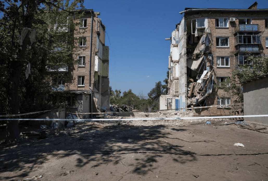 Зруйнована російською ракетою багатоповерхівка на Сальського