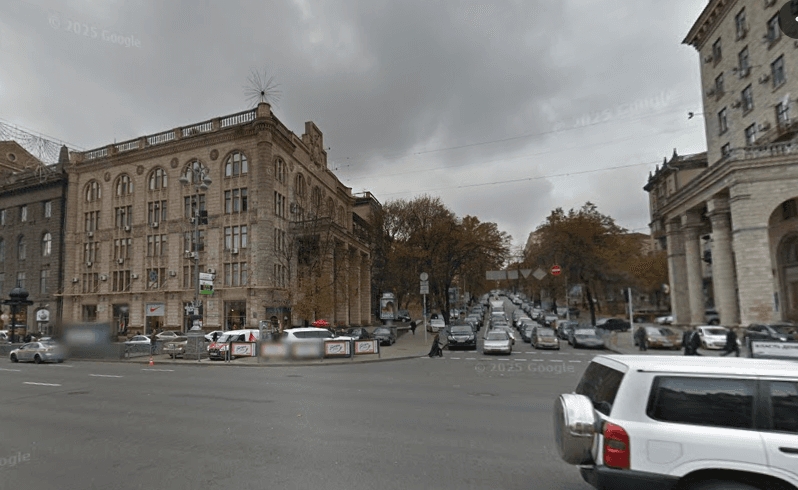 На Хрещатику почали облаштовувати безбар’єрне регульоване перехрестя