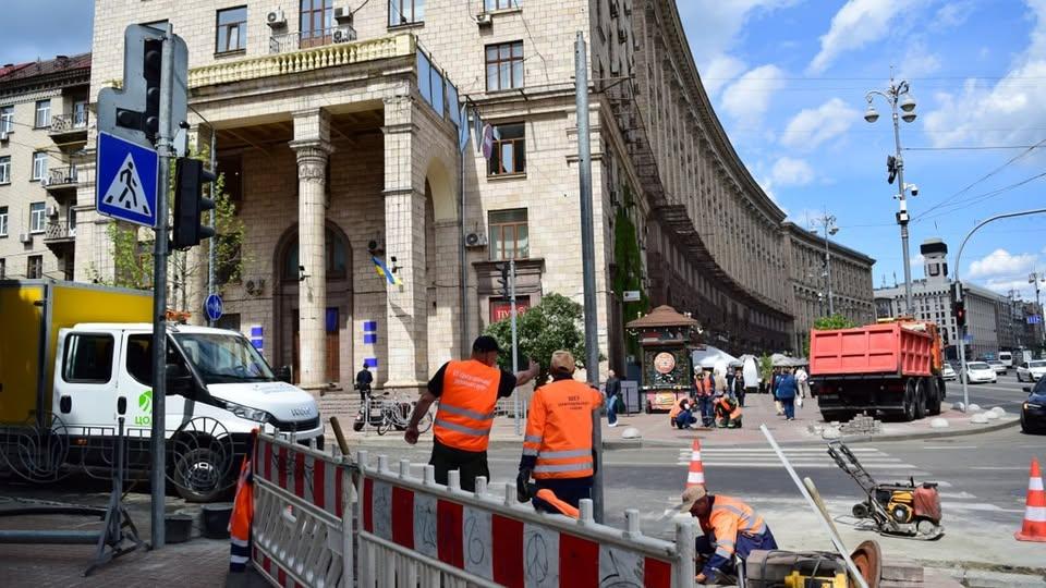 На Хрещатику почали облаштовувати безбар’єрне регульоване перехрестя