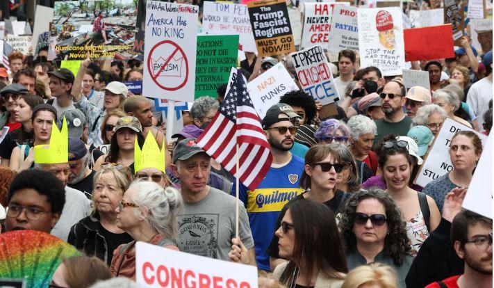 Тисячі протестувальників вийшли на мітинг проти Трампа по всіх США