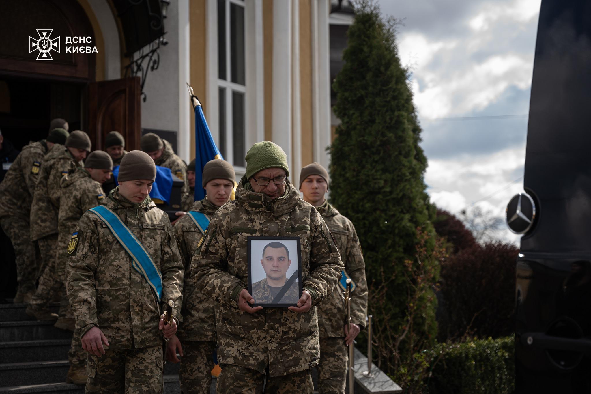 Київські рятувальники попрощались із загиблим побратимом