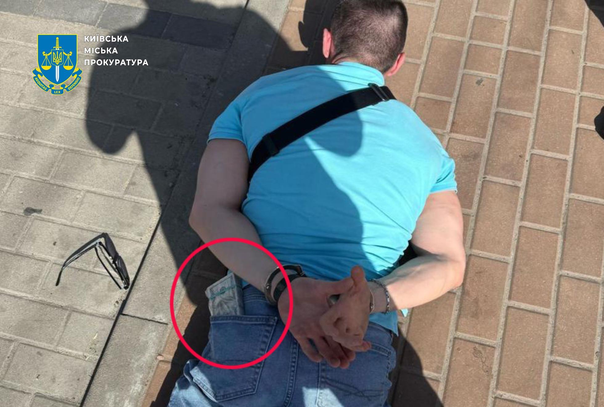 Інспектор Департаменту земельних ресурсів погорів на хабарі у 15 тисяч доларів
