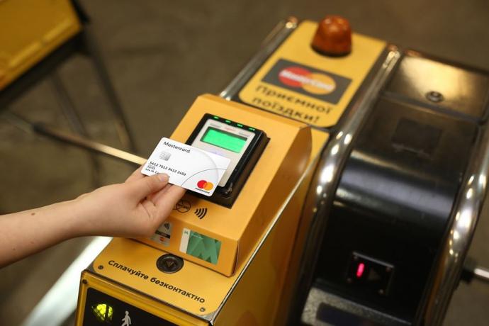 У київському метро стався технічний збій: безконтактна оплата картою тимчасово недоступна