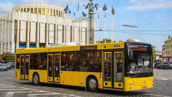 У Києві автобус “заблукав” на Виноградарі: КМДА пояснила інцидент