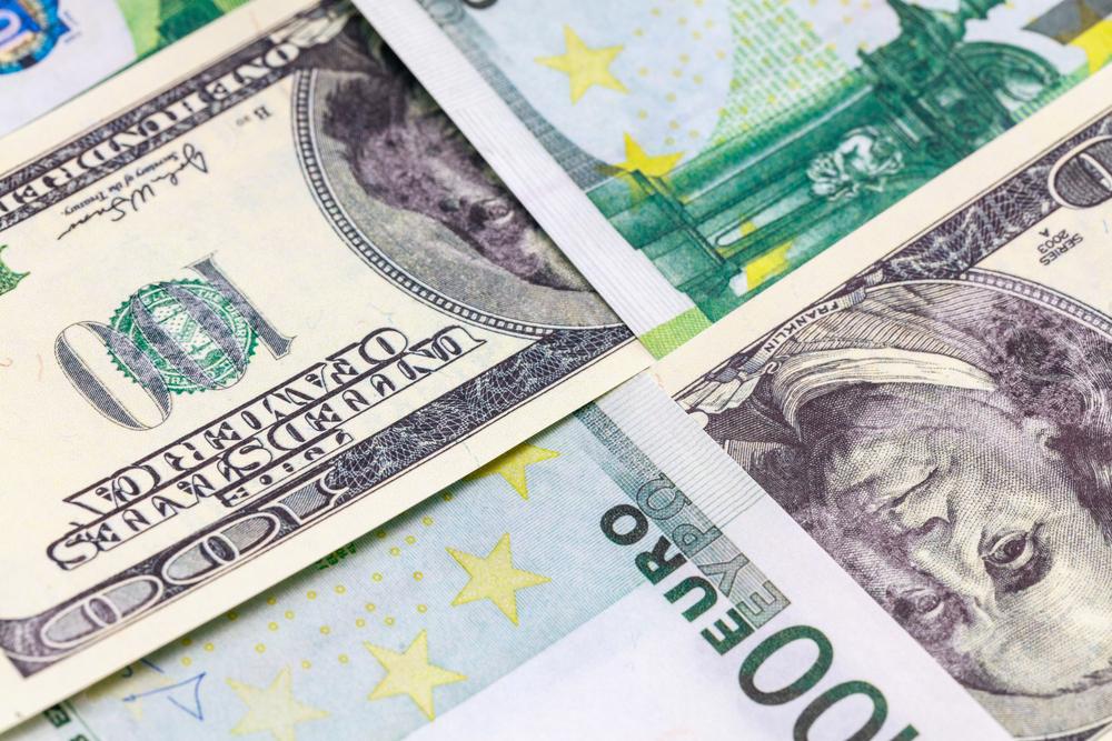 Євро знову дорожчає: який зараз курс у столичних обмінниках