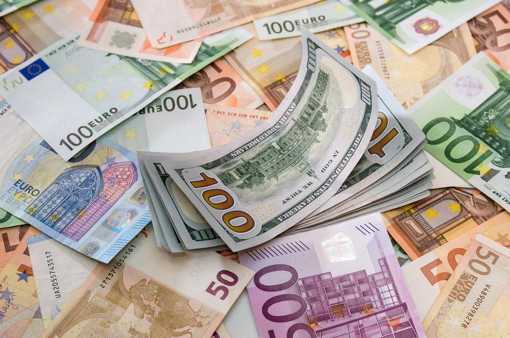 Курс у столичних обмінниках: де зараз вигідно купити долари та євро