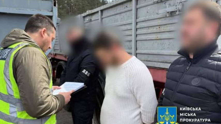 Інструктор автошколи за хабар обіцяв учням “здати на права”
