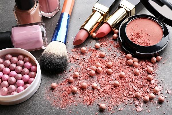 ЄС попереджає про небезпечну косметику, що імпортується з Китаю