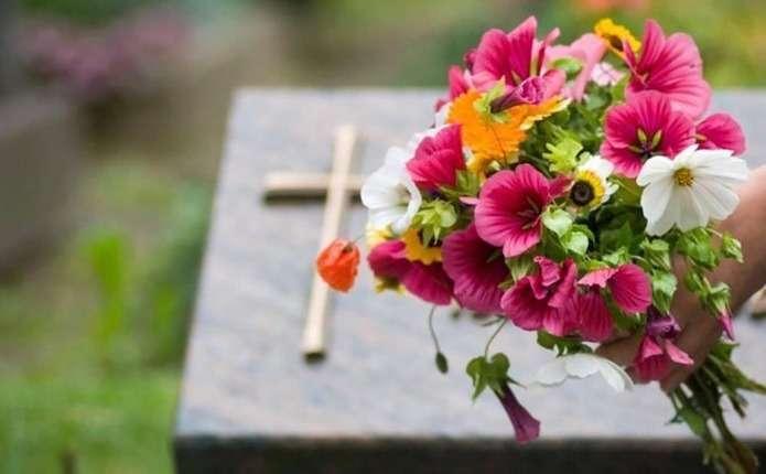 У провідну неділю роми збирали в мішки цукерки на кладовищі – відео