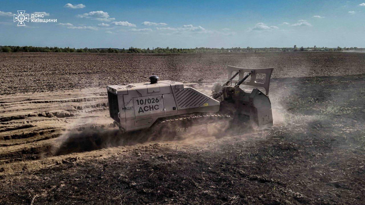 Рятувальники показали диво-машину, що допомагає у розмінуванні полів на Київщині