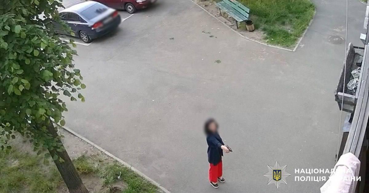 Поліція шукає жінку, яка стріляла біля житлового будинку у Києві