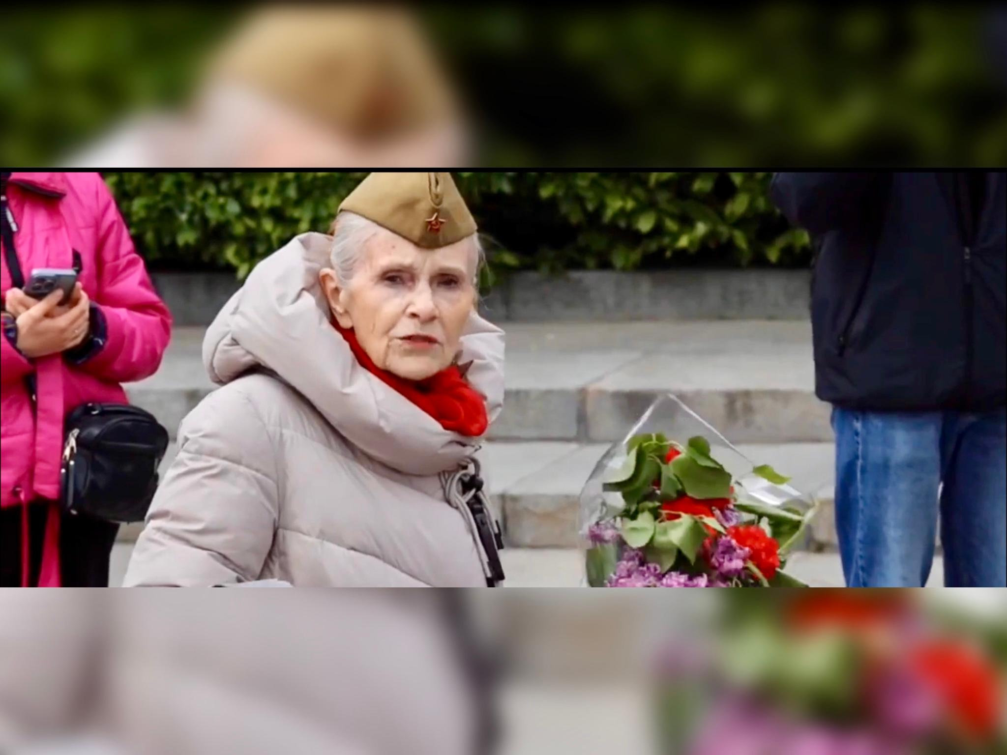 Що відомо про київську бабцю в пілотці, яка щороку 9 травня робить шоу з поліцейськими