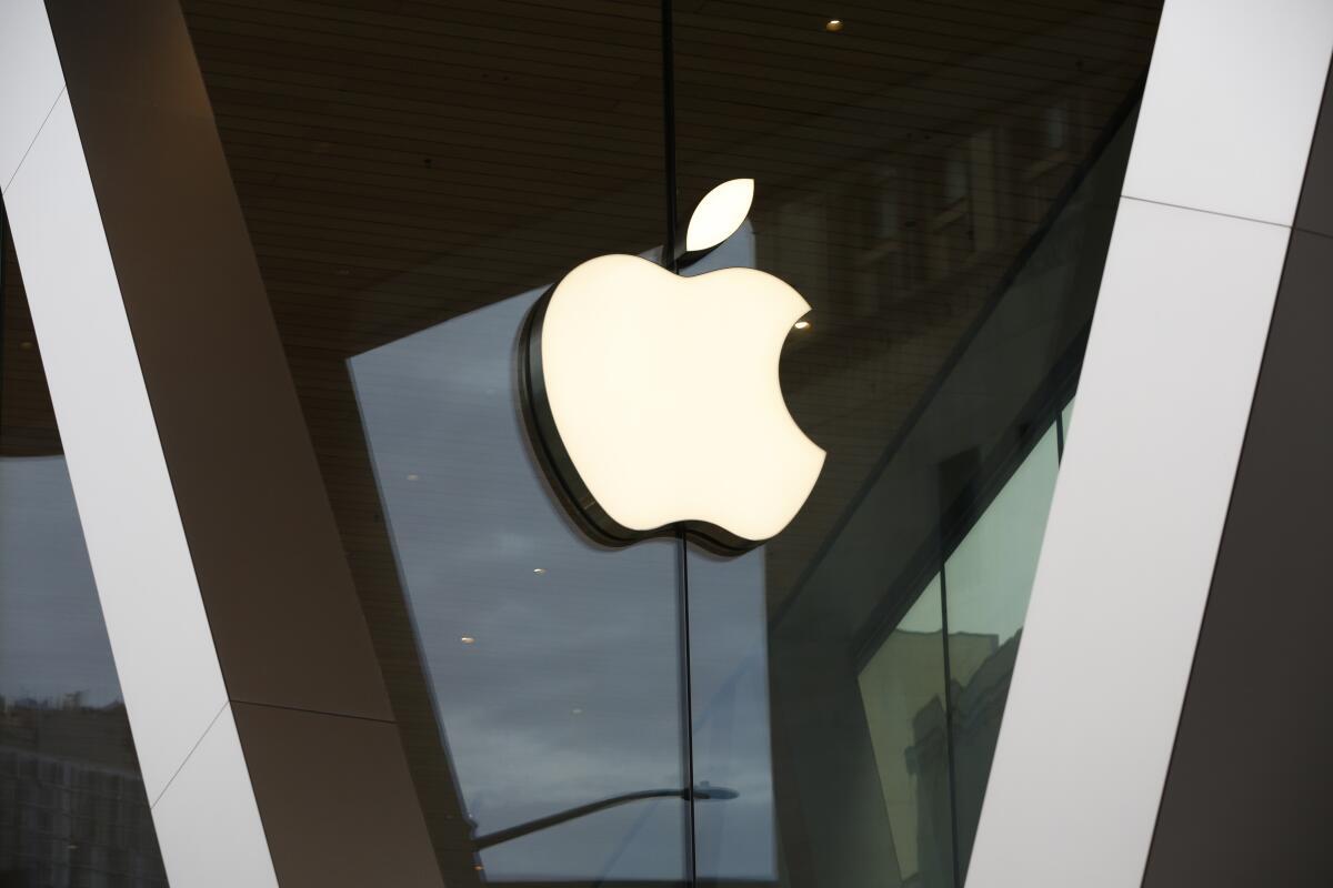 Трамп погрожує Apple 25% митом на iPhone, якщо виробництво не повернеться до США