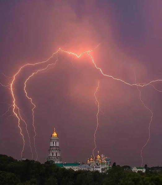 На Київ насувається гроза – як вберегтися, коли гримить і блискає
