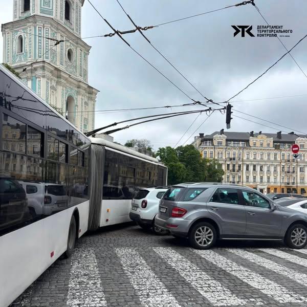 Два «герої паркування» спричинили транспортний колапс у центрі Києва