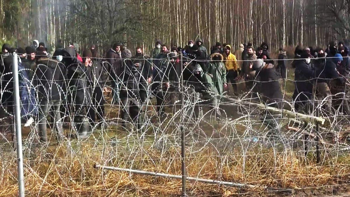 Польща заявила про напружену ситуацію на східному кордоні держави, у якій винні два диктатори