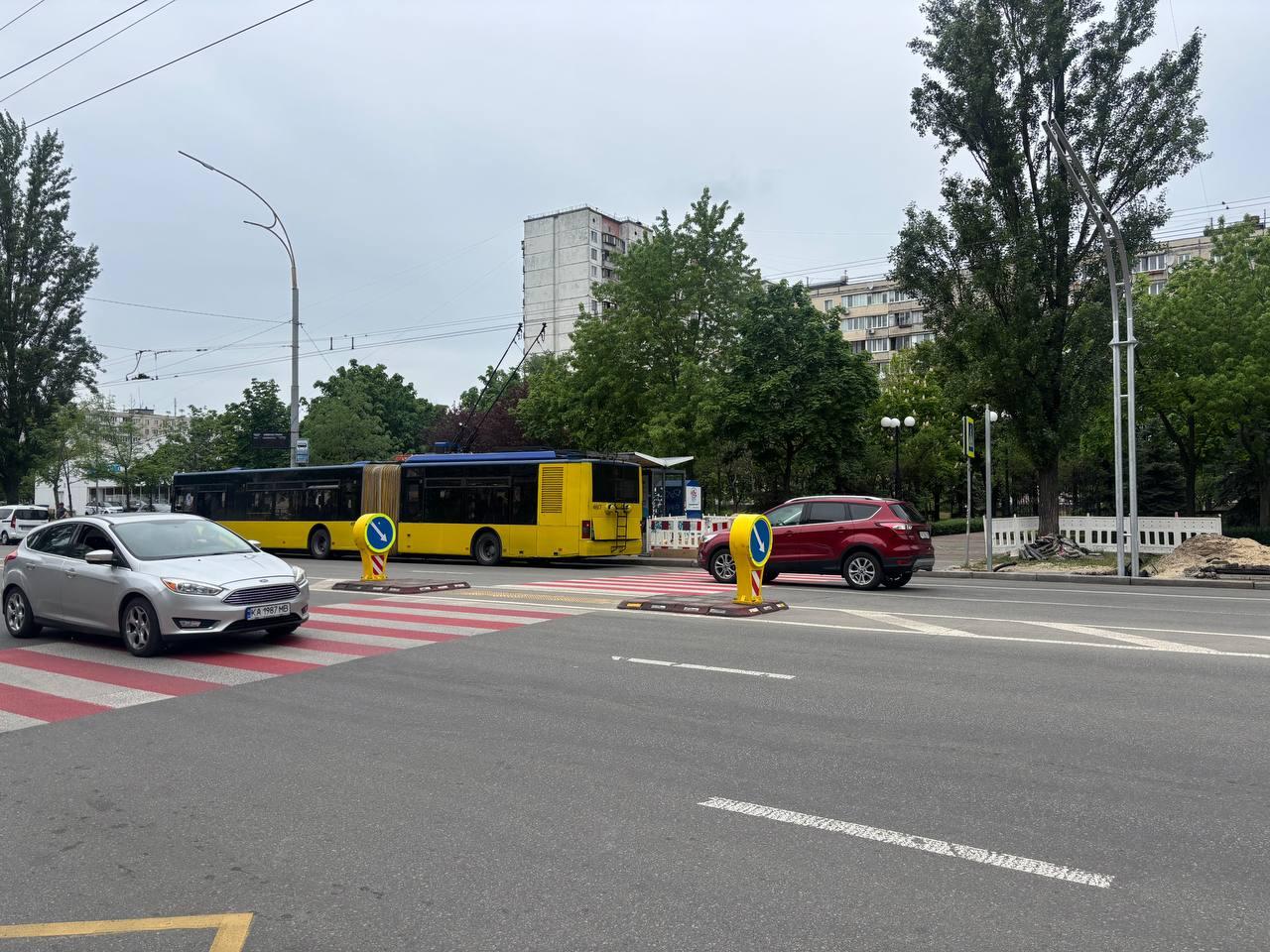 На Оболоні облаштовують безбар’єрний світлофор із велопереїздом