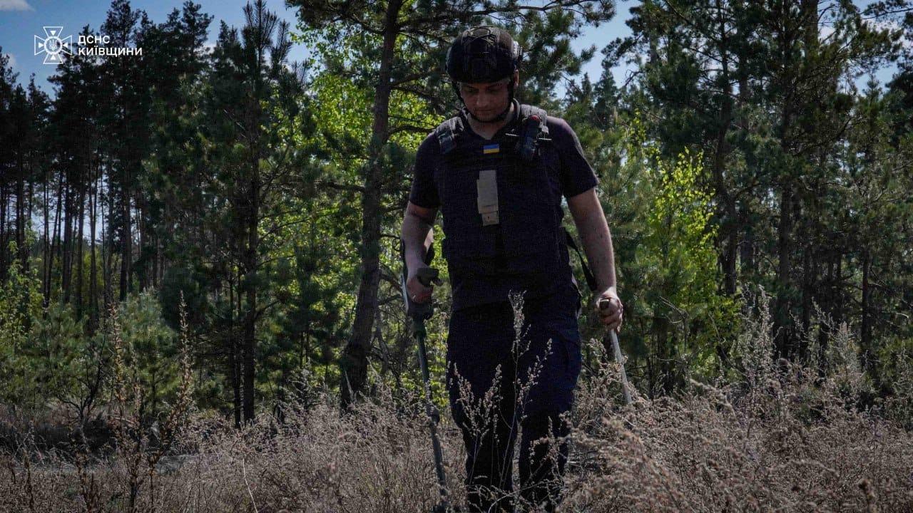 Робот-піротехнік допомагає у розмінуванні найбільш небезпечних ділянок на Київщині