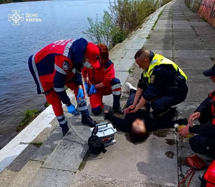 Жінка впала з Пішохідного мосту в Києві