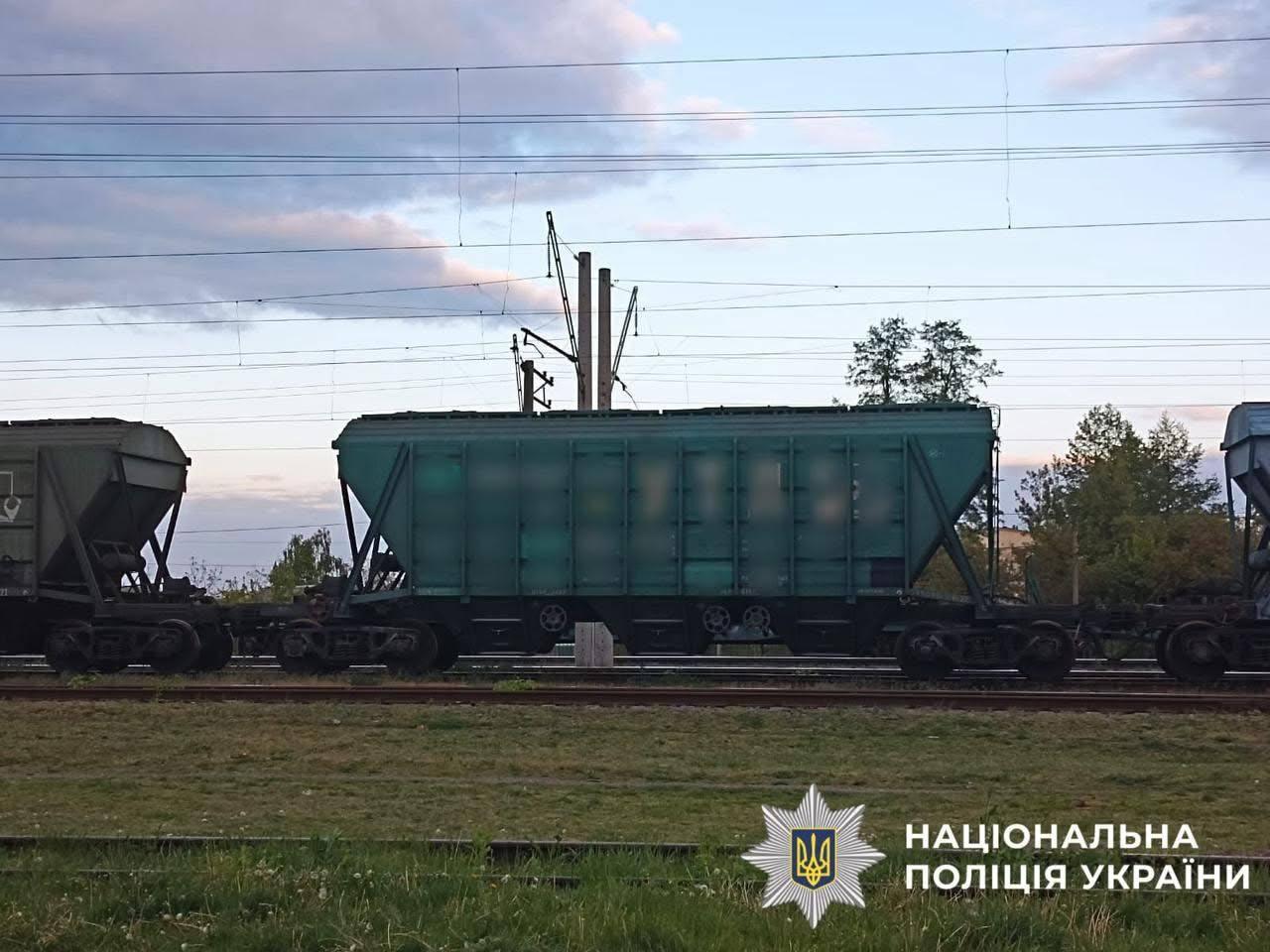 У Бучі дівчинка-підліток, перебуваючи на даху потяга, отримала опіки