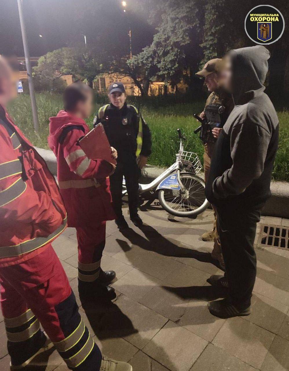 У Києві патрульні врятували хлопця від самогубства на скляному мосту