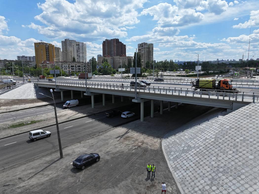 На Оболоні відновлюють рух транспорту, який змінював маршрути через ремонт шляхопроводу