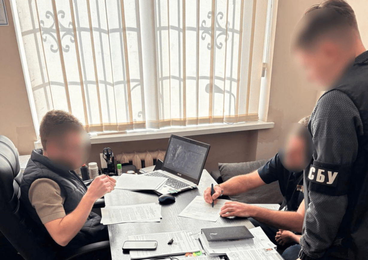 Посадовець держустанови виплатив понад 2,2 млн грн зарплати працівникам, які були за кордоном