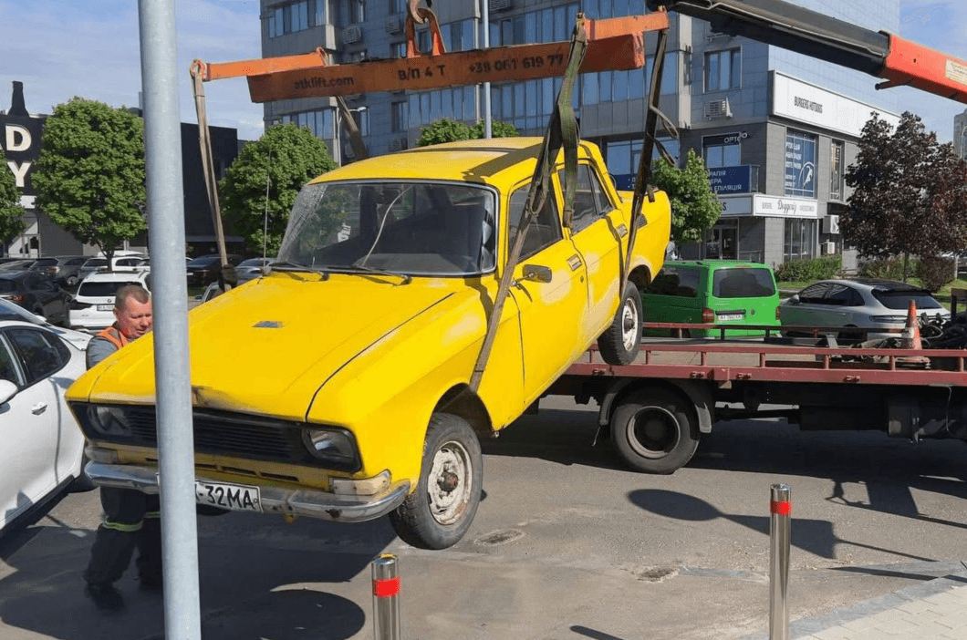 Дарницький район активно звільняють від покинутих автівок