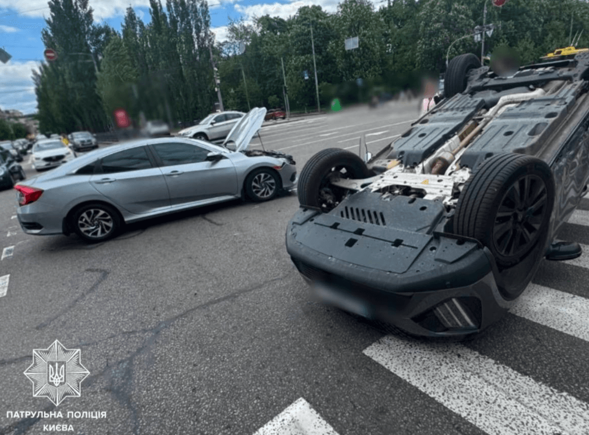 На бульварі Тараса Шевченка перекинулась автівка: там – великий затор