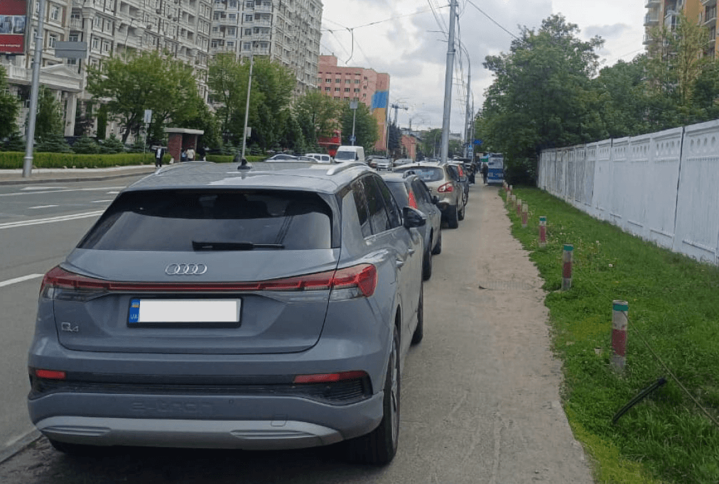 З вулиці Максимовича евакуювали припарковані на тротуарі автівки