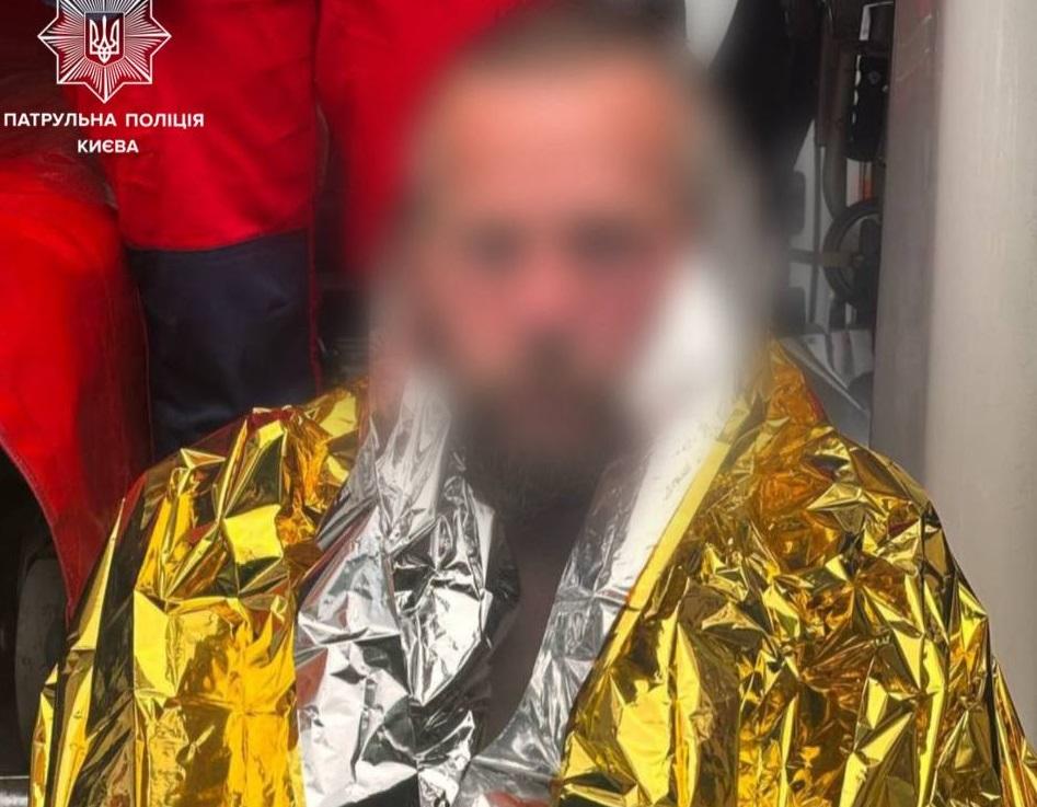 У Києві врятували чоловіка із каналізаційного колектора