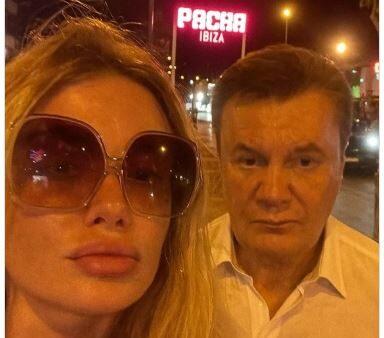 Співачка зробила селфі з Януковичем на Канарах
