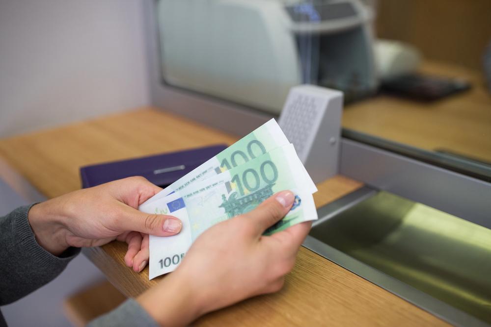 Курс у столичних обмінниках: де зараз вигідно обміняти долари та євро