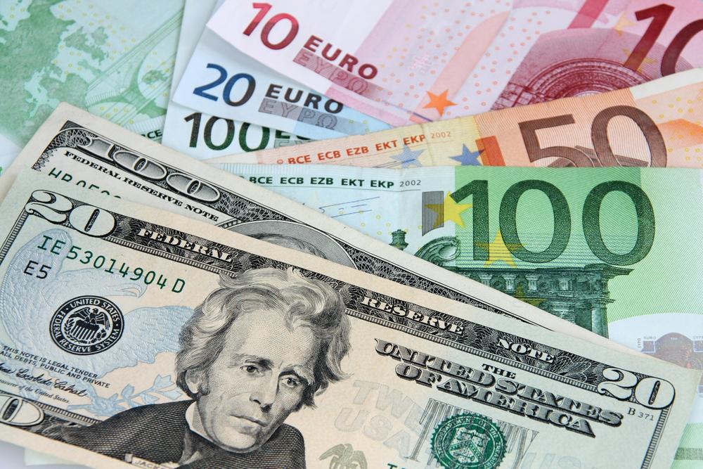 Курс у столичних обмінниках: де зараз вигідно придбати валюту