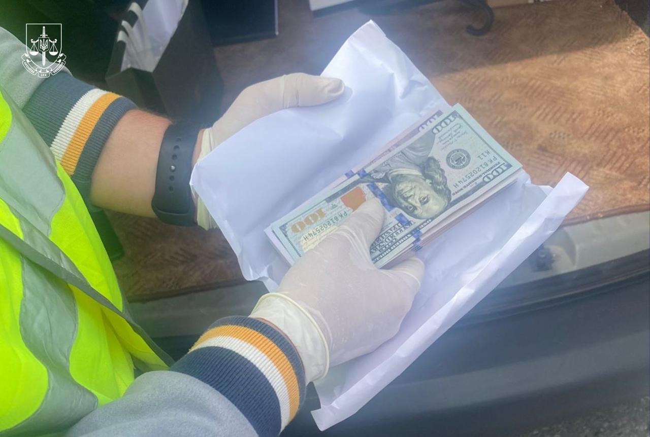 У Білій Церкві затримали посадовця міськради з хабарем 15 тис. доларів за вплив на ВЛК